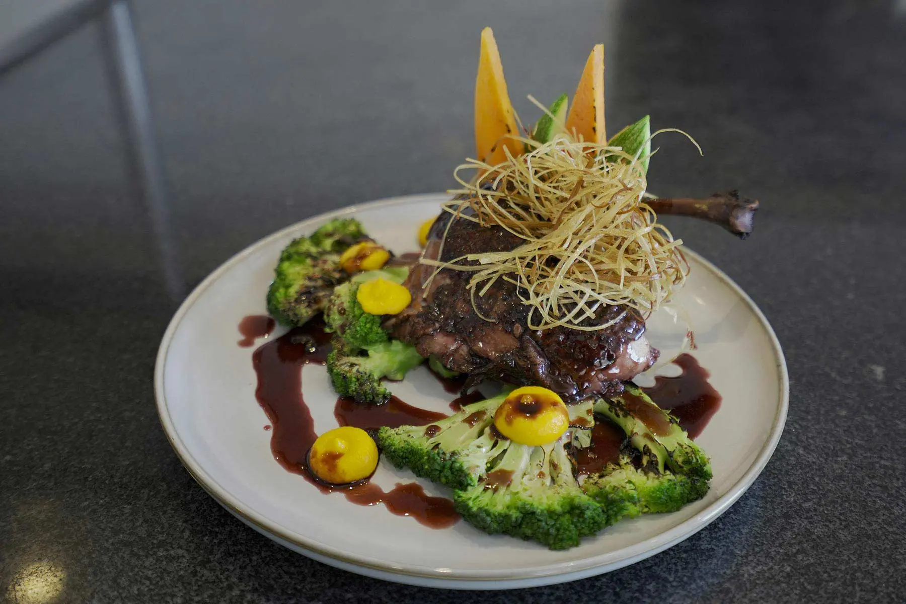 Pato confitado especialidad del Hotel Star Palace Mazatlan, acompañado de pastel de papa, vegetales a la parilla bañando en salsa de grosellas