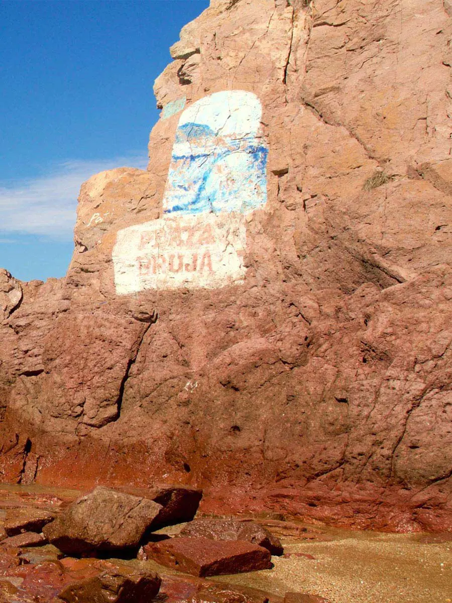 Piedra con el nombre de playa bruja, Mazatlán, noticia hoteles Palace