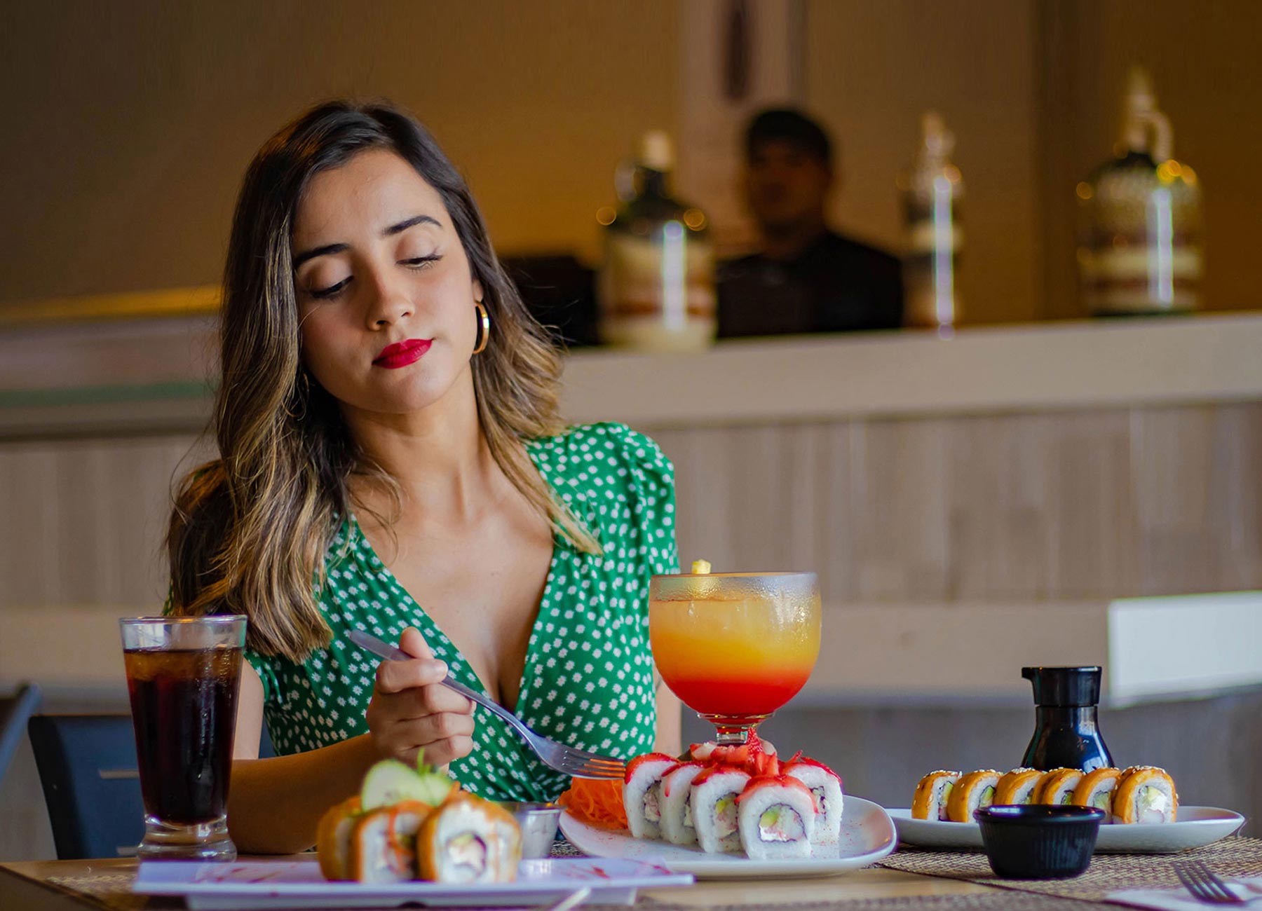 Comensal en restaurante de especialidad Sushi Market Hotel Star Palace Mazatlán